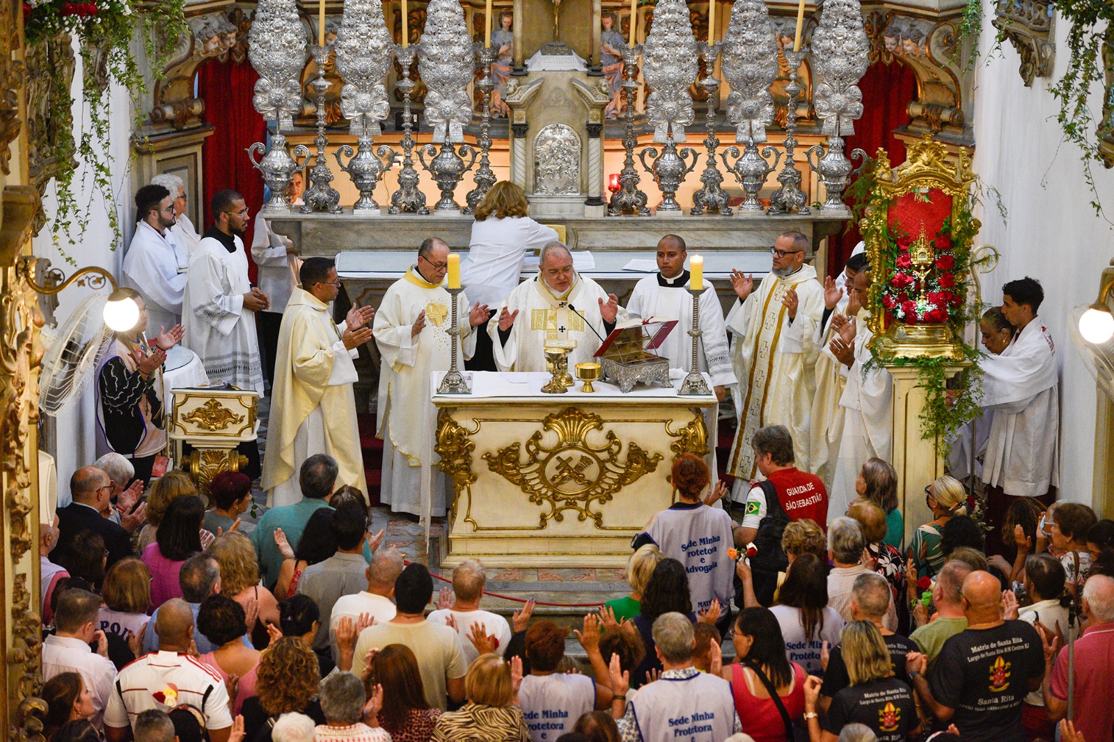 Informe Rio De Janeiro Milhares De Devotos Celebram O Dia De Santa